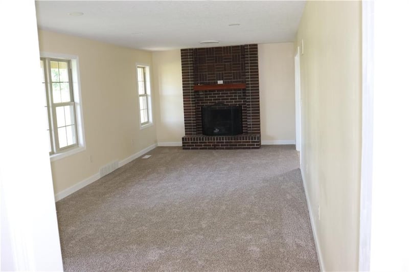 17568 Kansas Ave, Tonganoxie, KS 66086