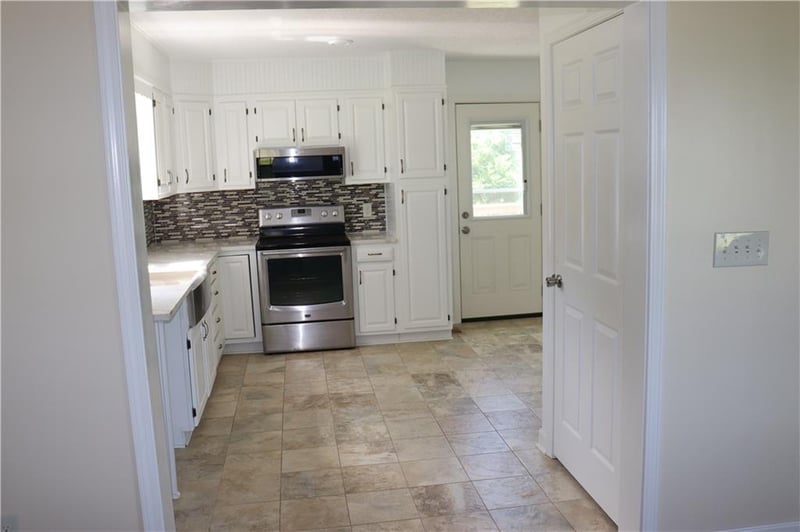 17568 Kansas Ave, Tonganoxie, KS 66086