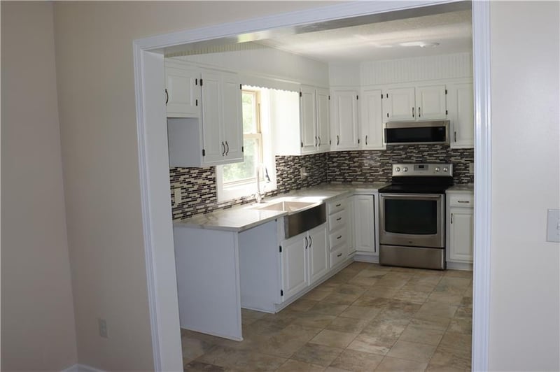 17568 Kansas Ave, Tonganoxie, KS 66086