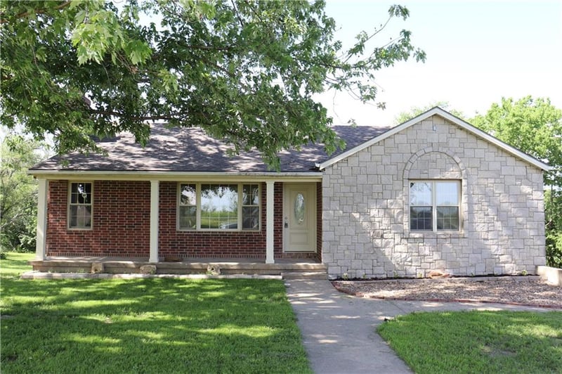 17568 Kansas Ave, Tonganoxie, KS 66086