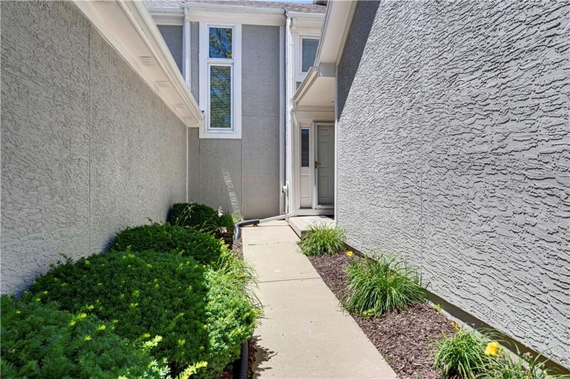 5852 Park Cir, Shawnee, KS 66216