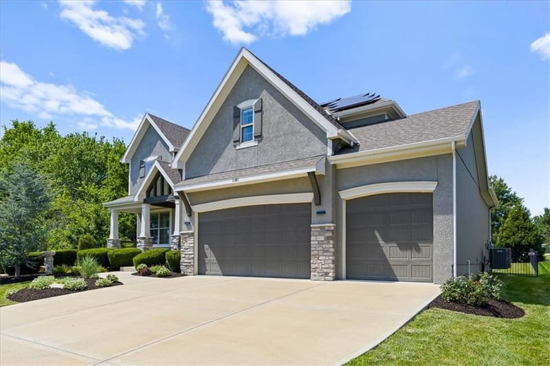 9106 165th Ter, Overland Park, KS 66085