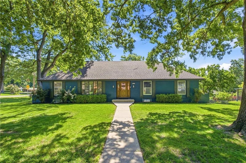 9501 Canterbury St, Leawood, KS 66206