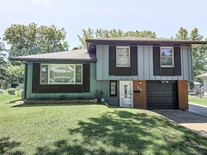 8307 92nd Ter, Kansas City, MO 64138