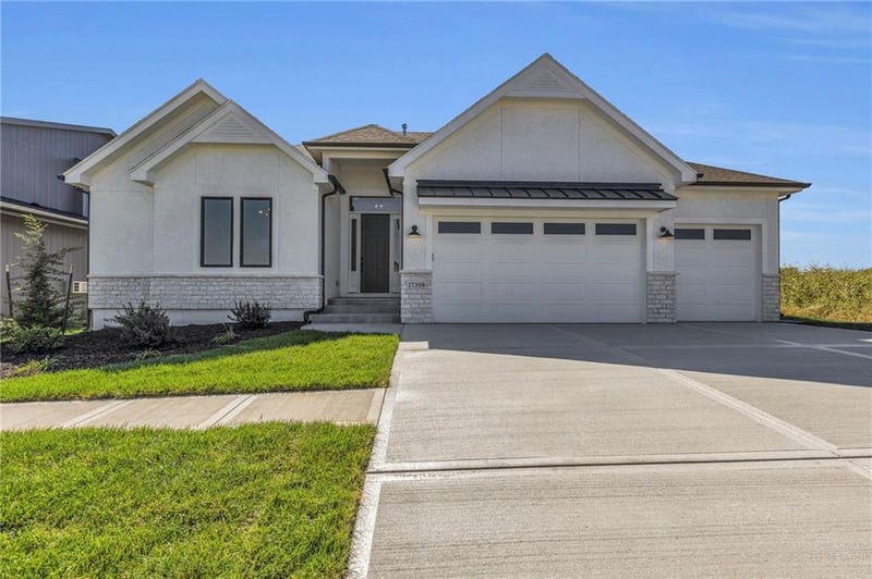 17476 163rd Pl, Olathe, KS 66062