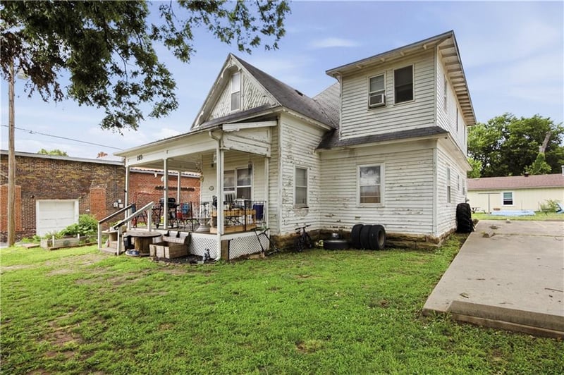 113 7th St, Neodesha, KS 66757
