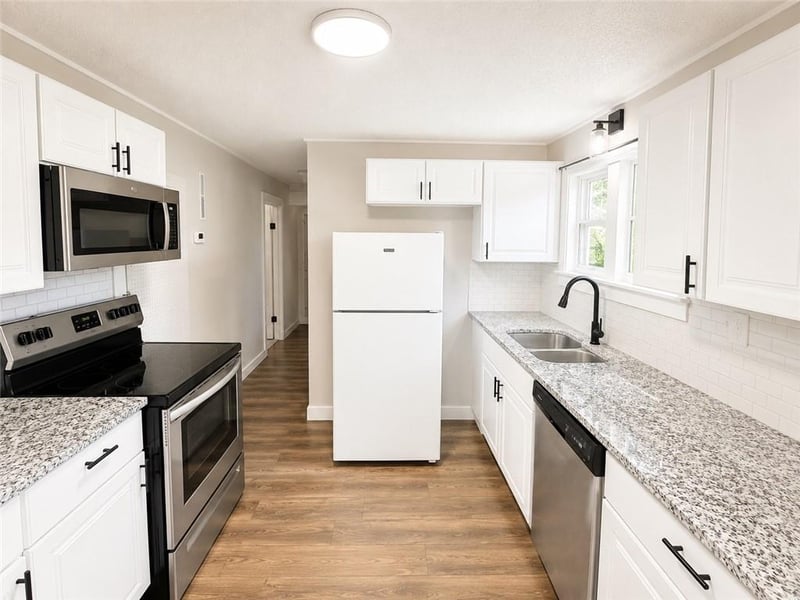 110 7th St, Knob Noster, MO 65336