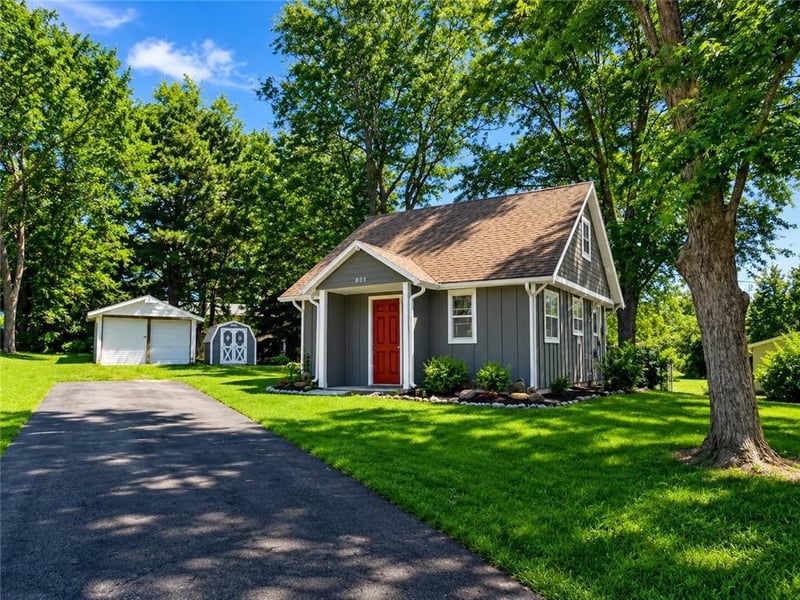 110 7th St, Knob Noster, MO 65336