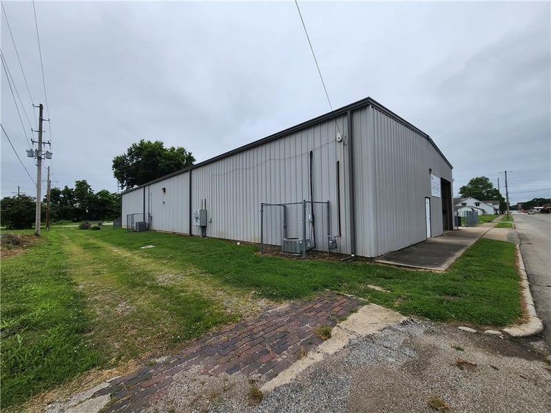 606 7th St, Pittsburg, KS 66762