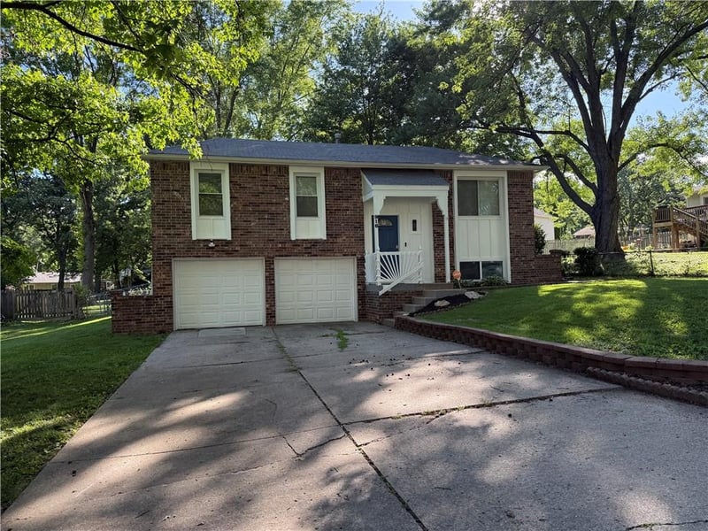 916 Berkshire Dr, Blue Springs, MO 64015