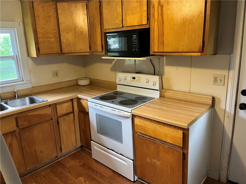 341 4th St, Wellsville, KS 66092