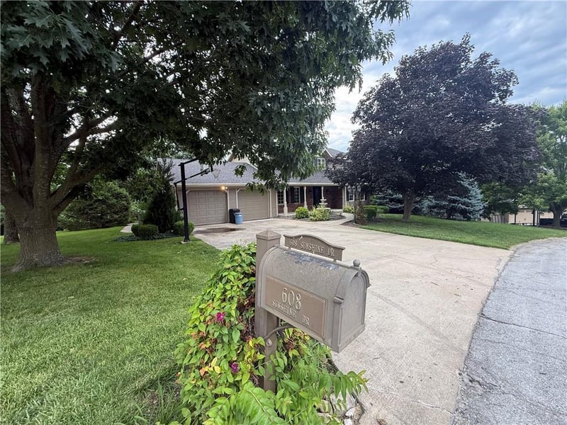 608 Sunshine Dr, Richmond, MO 64085