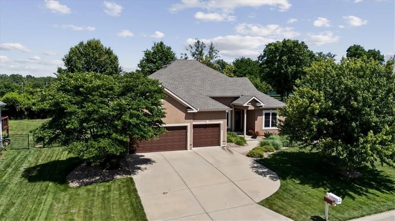 6989 141st St, Basehor, KS 66007