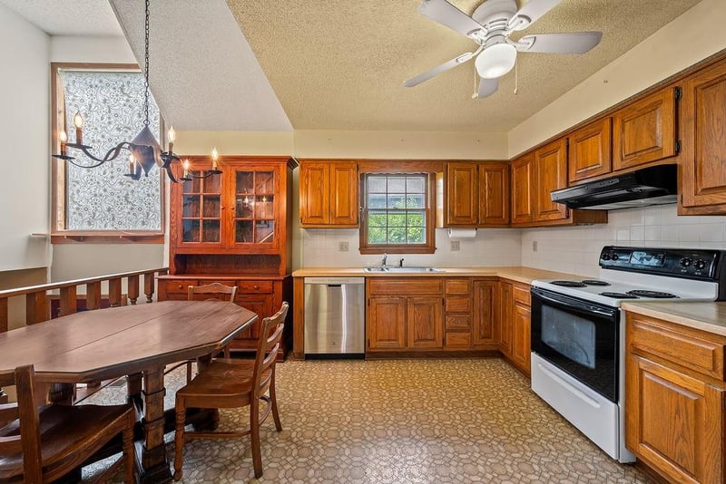9213 117th Ter, Overland Park, KS 66210