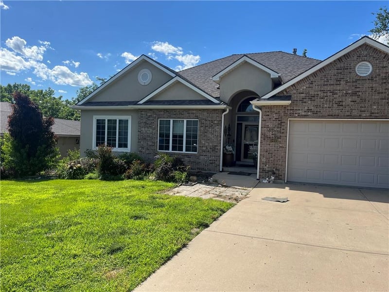 10402 River Hills Dr, Parkville, MO 64152