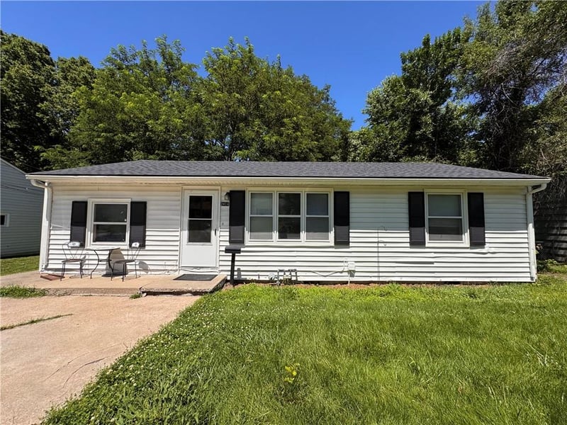 2414 Pursell Rd, Gladstone, MO 64118