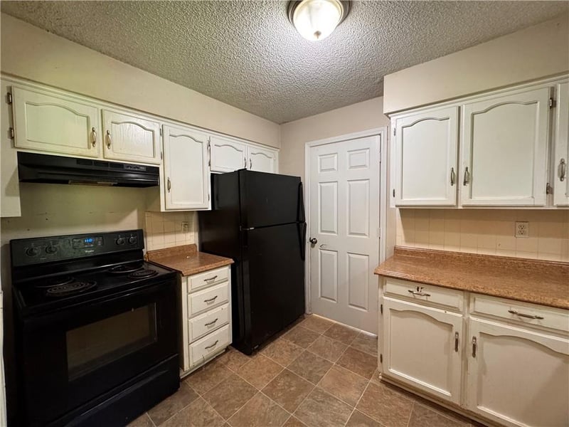 2414 Pursell Rd, Gladstone, MO 64118
