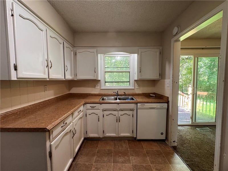 2414 Pursell Rd, Gladstone, MO 64118