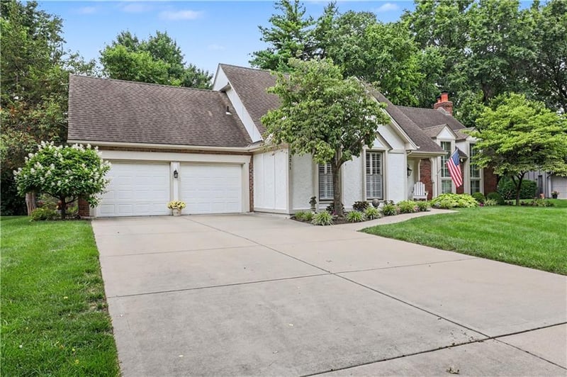 3211 83rd Ter, Leawood, KS 66206