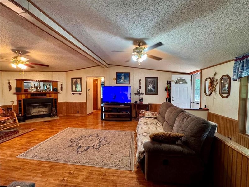 9534 Lakeview Dr, Ozawkie, KS 66070