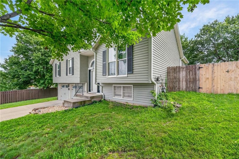 7933 Wyoming Ct, Kansas City, MO 64118