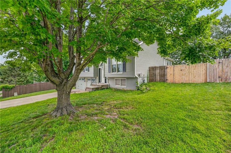 7933 Wyoming Ct, Kansas City, MO 64118