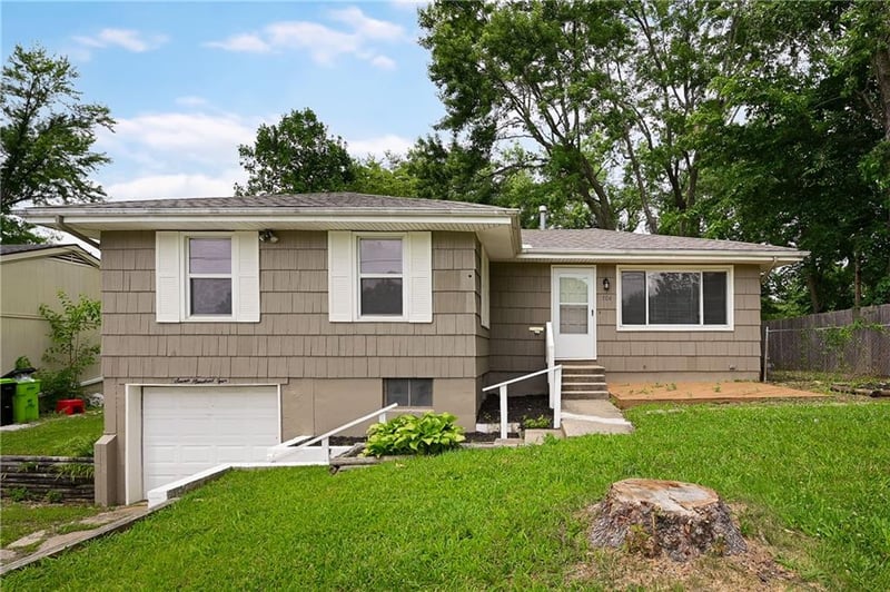 704 Cedar St, Belton, MO 64012