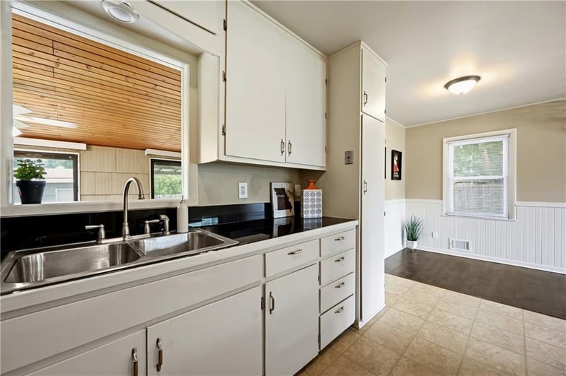 704 Cedar St, Belton, MO 64012