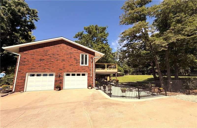 21 215 Rd, Warrensburg, MO 64093