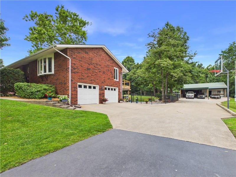 21 215 Rd, Warrensburg, MO 64093