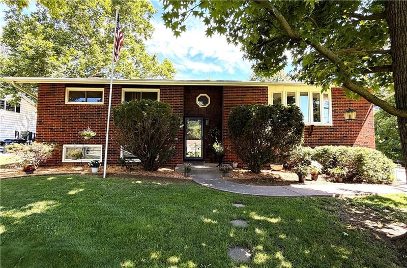 21 215 Rd, Warrensburg, MO 64093