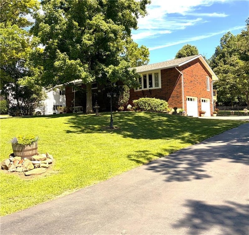21 215 Rd, Warrensburg, MO 64093
