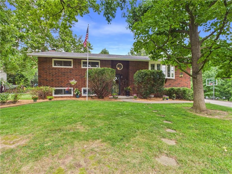 21 215 Rd, Warrensburg, MO 64093
