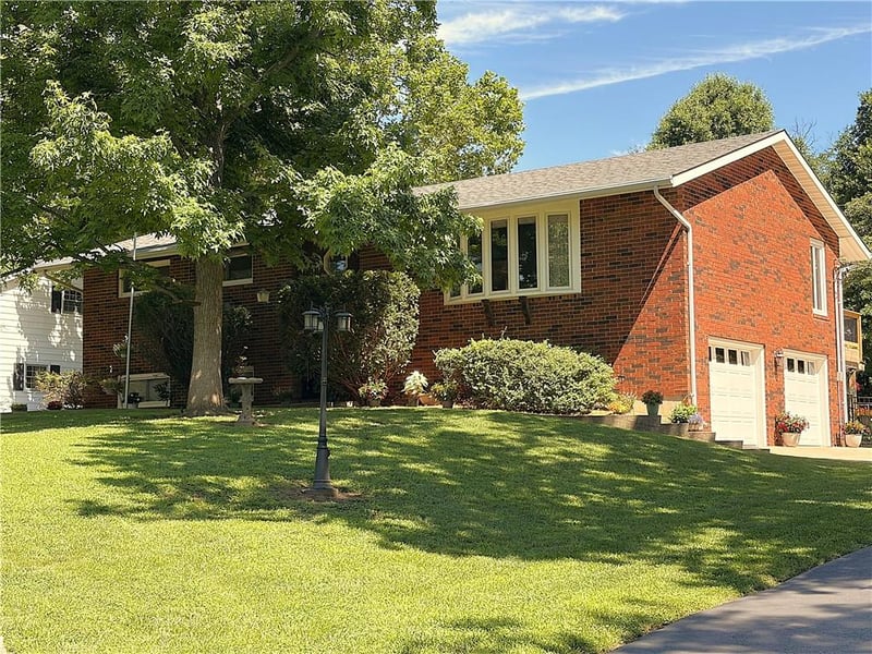 21 215 Rd, Warrensburg, MO 64093
