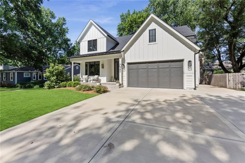7942 Reinhardt Ln, Prairie Village, KS 66208