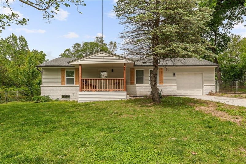 601 Eisenhower Rd, Lansing, KS 66043