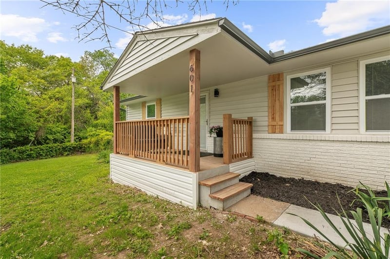 601 Eisenhower Rd, Lansing, KS 66043