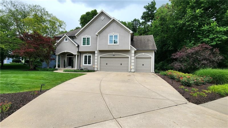 10202 NW River Hills Dr, Parkville, MO 64152