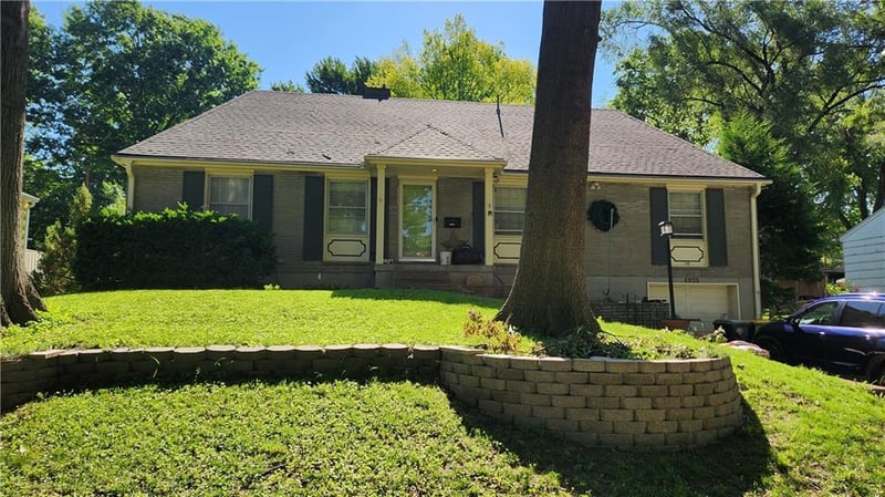 4925 NE Sherwood Dr, Kansas City, MO 64119