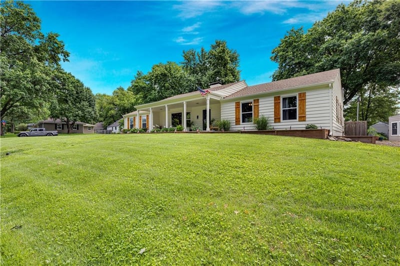 4901 Pawnee Dr, Roeland Park, KS 66205