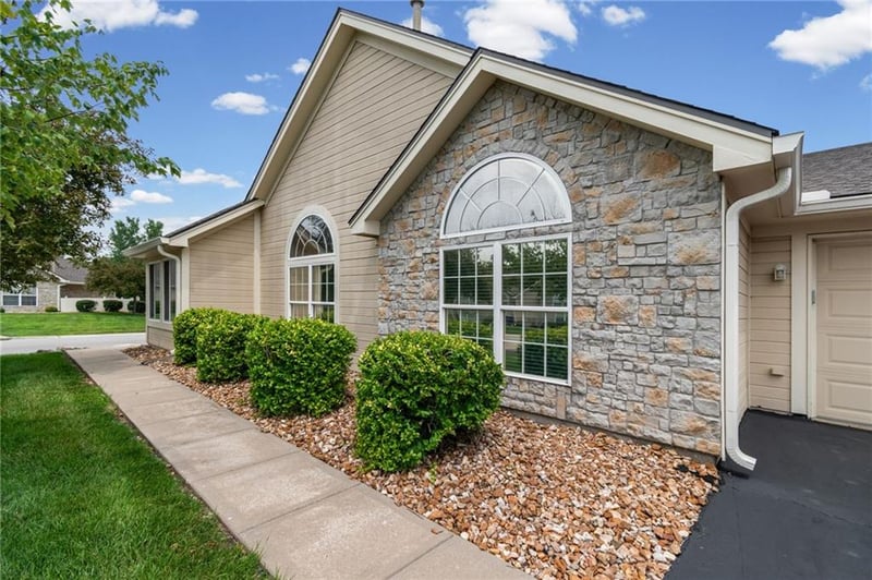 6147 Kensington Dr #26B, Lee's Summit, MO 64064