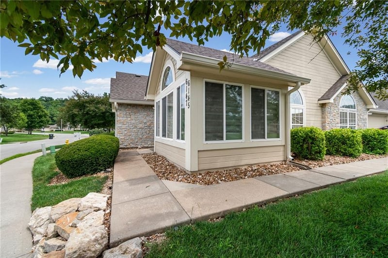 6147 Kensington Dr #26B, Lee's Summit, MO 64064
