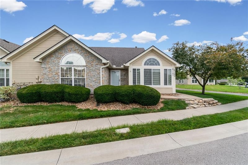 6147 Kensington Dr #26B, Lee's Summit, MO 64064