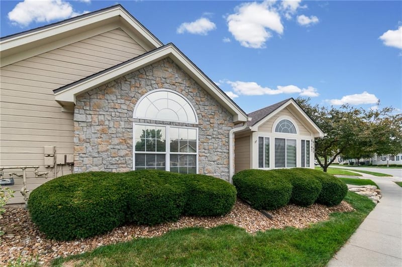 6147 Kensington Dr #26B, Lee's Summit, MO 64064