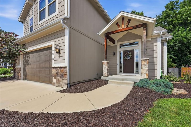 12616 Charlotte St, Kansas City, MO 64146
