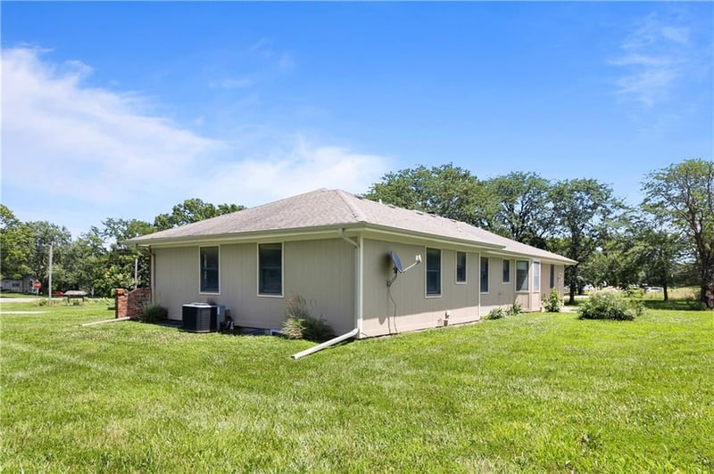 8 515 Rd, Warrensburg, MO 64093