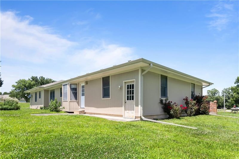 8 515 Rd, Warrensburg, MO 64093