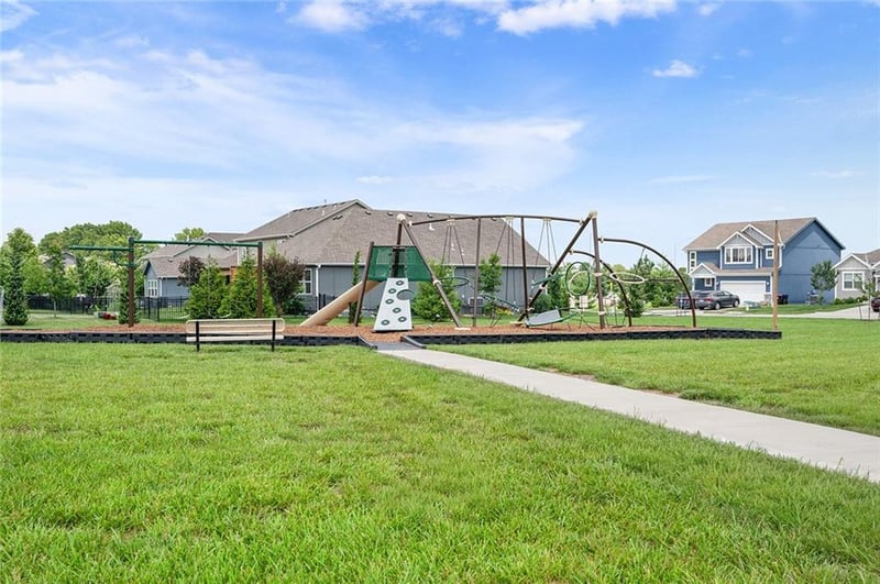 9013 9th St, Lee's Summit, MO 64064
