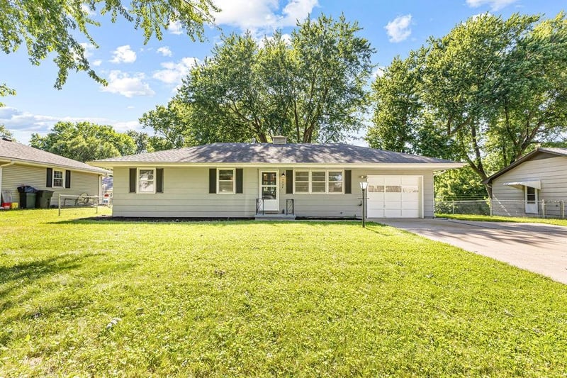 5522 Ripley St, St Joseph, MO 64506