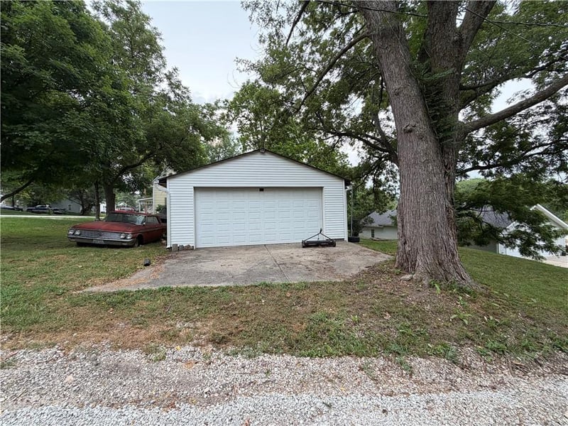 411 2nd St, Dearborn, MO 64439